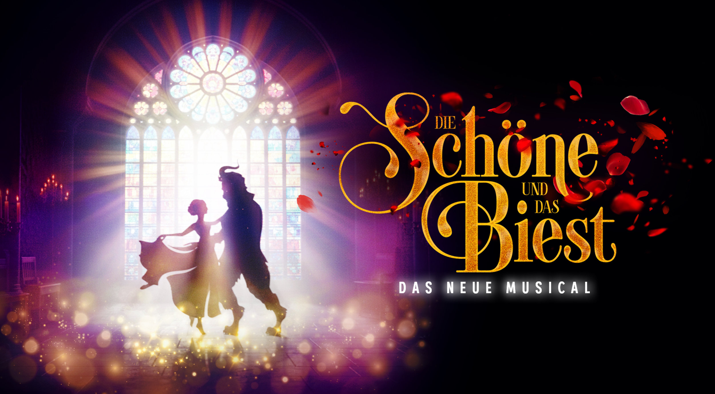 Silhouetten von Belle und dem Biest, tanzend vor leuchtendem Kirchenfenster, rechts goldener Schriftzug „Die Schöne und das Biest“.