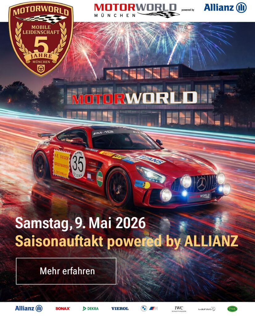 Roter Rennwagen mit Startnummer 35 vor dem beleuchteten Motorworld-Gebäude, Feuerwerk am Nachthimmel und Text zum Saisonauftakt.
