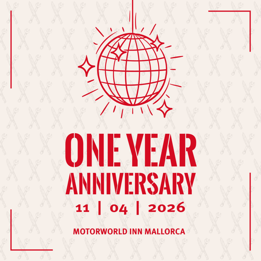 Rotes Jubiläumsplakat mit Discokugel, Schriftzug "ONE YEAR ANNIVERSARY", Datum 11|04|2026 und Standort Motorworld Inn Mallorca.