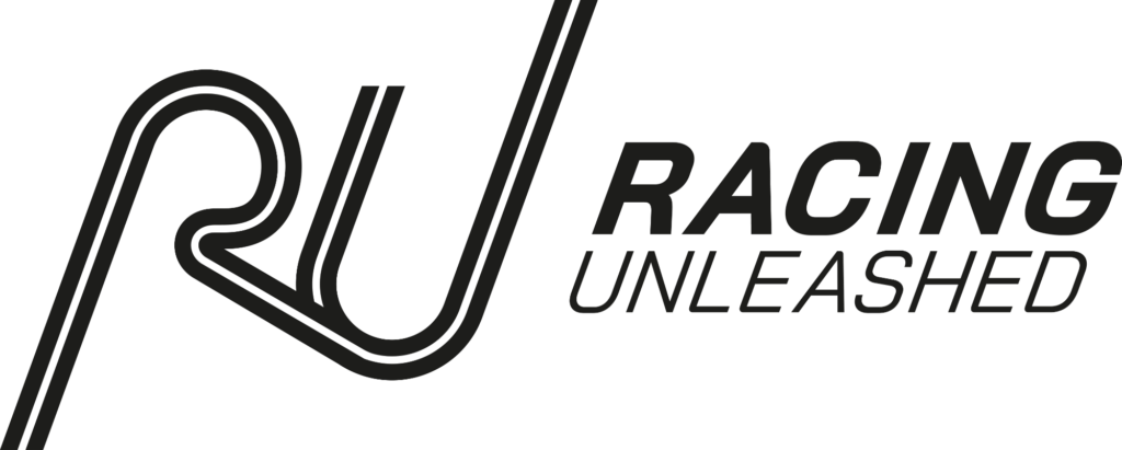 Schwarzes stilisiertes Rennstrecken-Logo mit Schriftzug "RACING UNLEASHED".