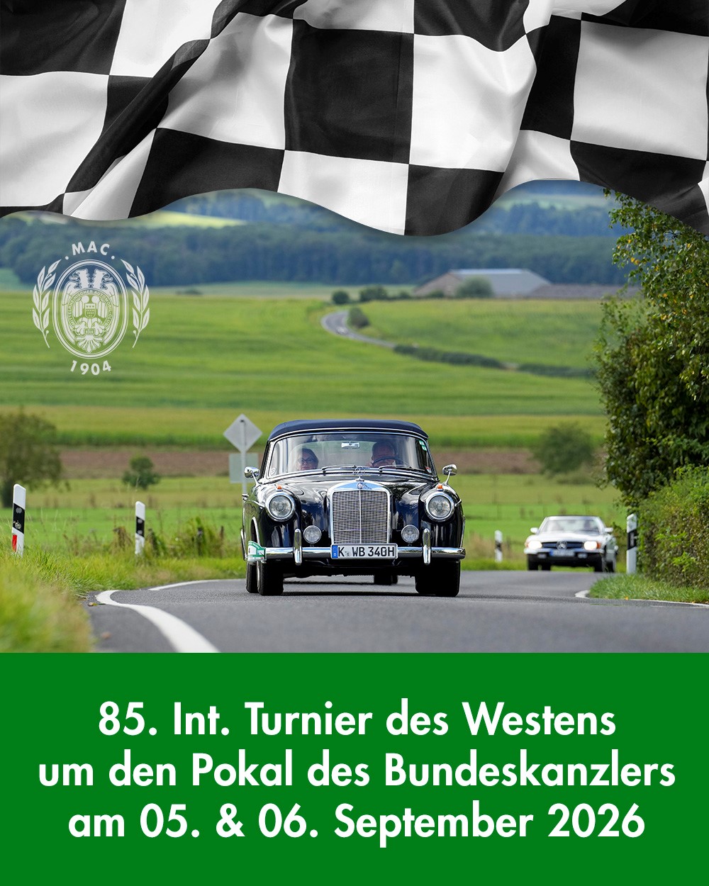 Schwarzer Oldtimer fährt auf Landstraße vor grüner Hügellandschaft, darüber eine schwarz-weiß kariertete Zielflagge.