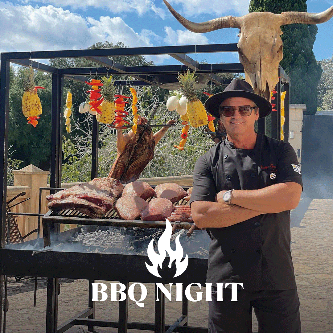 Grillmeister mit Hut vor großem Holzkohlegrill, hängende Ananas und Fleischstücke, Schriftzug „BBQ NIGHT“.