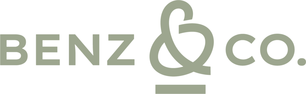 Logo mit grünem Schriftzug "BENZ & CO." in klarer serifenloser Typografie auf weißem Hintergrund