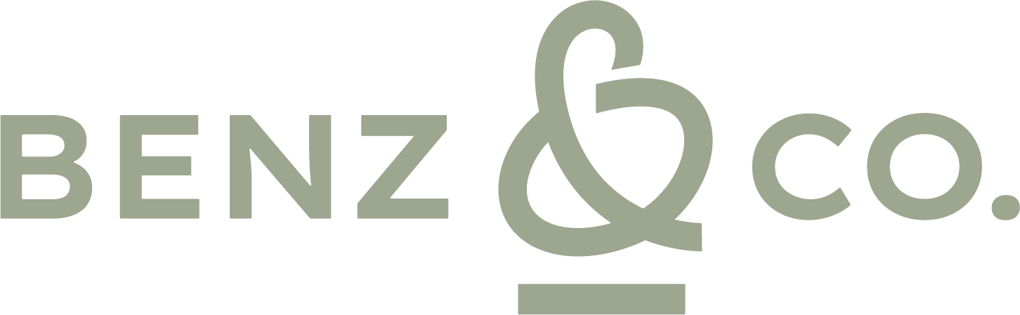Logo mit grünem Schriftzug "BENZ & CO." in klarer serifenloser Typografie auf weißem Hintergrund