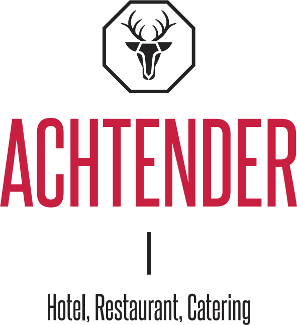 Logo mit rotem Schriftzug "ACHTENDER", stilisiertem Hirschkopf in achteckigem Rahmen und dem Zusatz "Hotel, Restaurant, Catering".