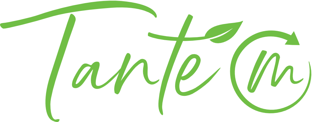 Grüne handschriftliche Wortmarke „Tante M“ auf schwarzem Hintergrund