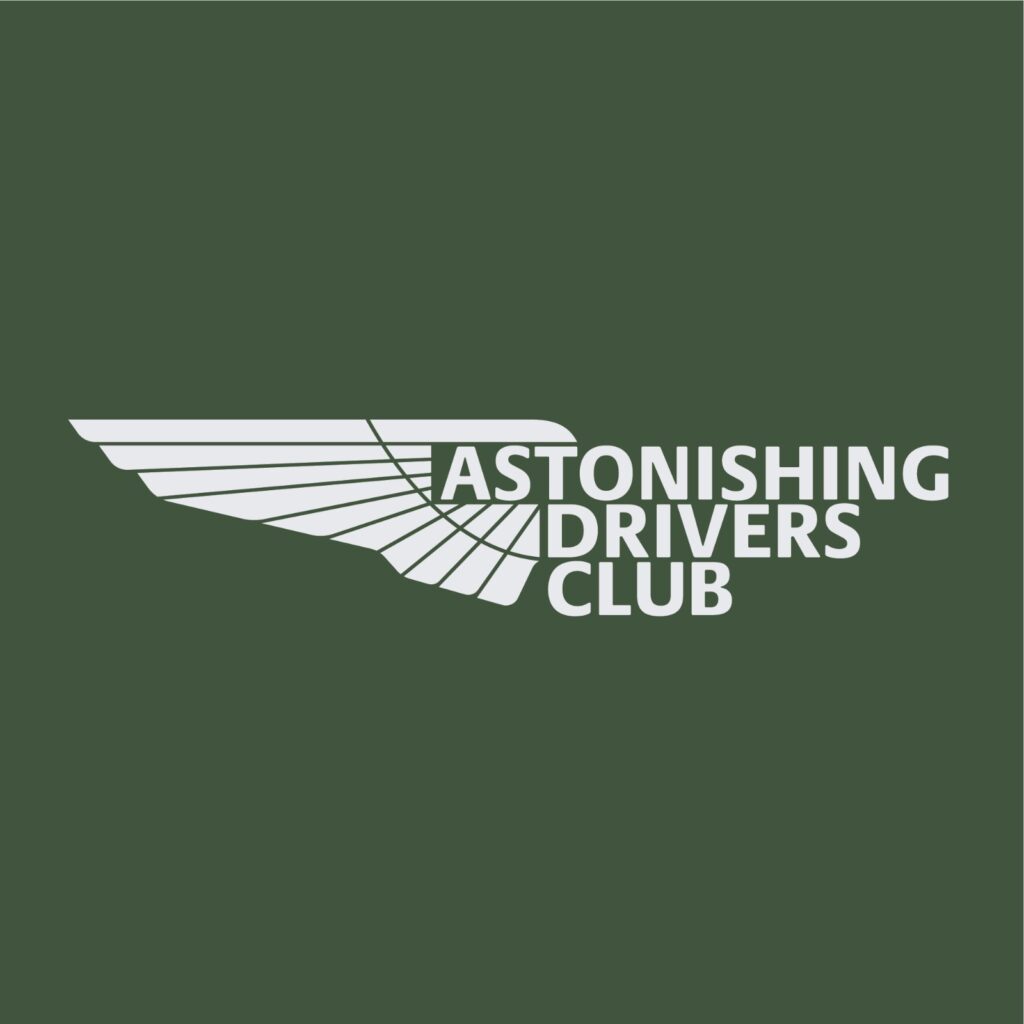 Logo des Astonishing Drivers Club mit stilisiertem Flügel auf grünem Hintergrund