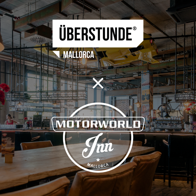 Kooperation zwischen Überstunde Mallorca und Motorworld Inn Mallorca in einer Bar