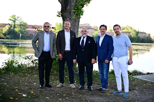 Auf dem Bild zu sehen (v.l.): Hüseyin Aygün (Gesellschafter Titanic Hotels), Micha-Patrick Hagel (Geschäftsführer Motorworld Manufaktur Berlin), Saim Aygün (Gesellschafter Titanic Hotels), Alexander Gregor (Standortleiter Motorworld Manufaktur Berlin) und Aytaç Aygün (President of the Berlin Executive Committee & Managing Director Titanic Hotels)