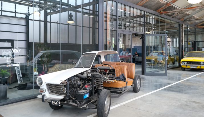Halbierter Oldtimer in der Motorworld Metzingen