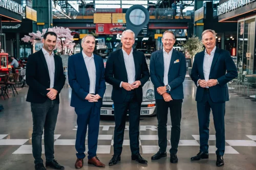 Von links: Felix Oberle (Geschäftsführer MOTORWORLD Group), Harald Stadlbauer (Referatsleitung Vertrieb Marketing ABV), Andreas Kanning (Vorstandsvorsitzender Allianz Beratungs- & Vertriebs AG), Andreas Dünkel (Gründer und Vorsitzender MOTORWORLD Group) und Jürgen Heinle (Mitglied des Vorstands Ressort Süd). © MOTORWORLD