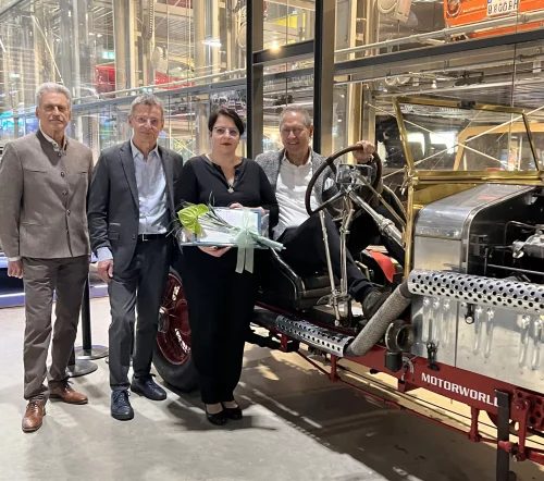 V.l.: Prof. Dr. Mario Theissen (FIVA Honorary Member), Dr. Eckhard Schinkel (TICCIH), Nataša G. Jerina (FIVA VP Culture and Youth) und Andreas Dünkel (Gründer und Vorsitzender Motorworld Group) bei der Übergabe der Auszeichnung in der Motorworld München. Copyright: FIVA_Motorworld