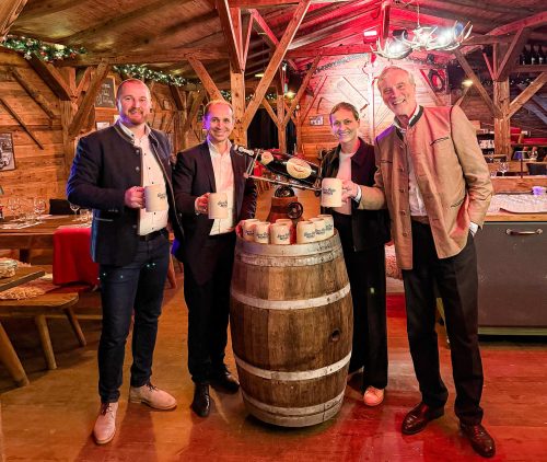 V.l.n.r.: Nils Bonneval (Vertriebsleiter Gastro/Events Meckatzer Löwenbräu), Sebastian Olsowski (Standortleiter Motorworld München), Sarah Dünkel (CCO Motorworld Group) und Michael Weiß (Geschäftsführender Gesellschafter Meckatzer Löwenbräu)
