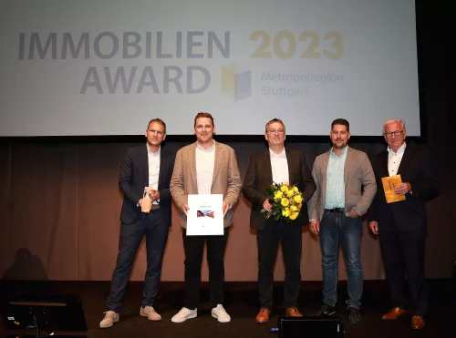 Verleihung des IWS ImmobilienAward (v.l.n.r.): Micha Hagel (Geschäftsführer Motorworld Village Metzingen), Daniel Reusch und Jochen Klarmann (Partnerarchitekten bei Klarmann | Reusch | Rottmeier Freie Architekten PartGmbB), Marc Brosch (Projektleitung Motorworld Village Metzingen), Wolfgang Riehle (Laudator, Juryvorsitz und Ehrenpräsident der Architektenkammer Baden-Württemberg).
